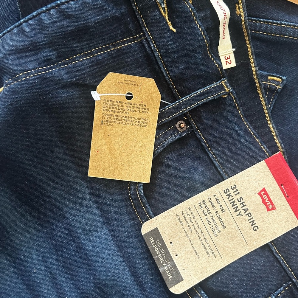 Brand New With Tags Levi’s 311 Shaping Skinny mid rise